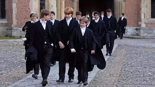 校服承擔育人功能，但為何中國校服卻承擔管理功能？