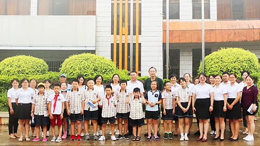 《南國(guó)早報(bào)》小記者團(tuán)走進(jìn)百裕集團(tuán)生產(chǎn)中心，探訪“學(xué)生裝”奧秘