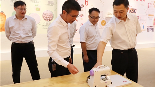 梧州市政協(xié)主席黃振饒率調研組蒞臨百裕集團考察