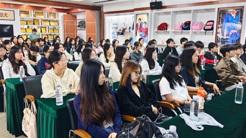 廣西職業(yè)師范學(xué)院2023級(jí)傳播學(xué)專業(yè)學(xué)生赴百裕集團(tuán)開(kāi)展校外見(jiàn)習(xí)活動(dòng)